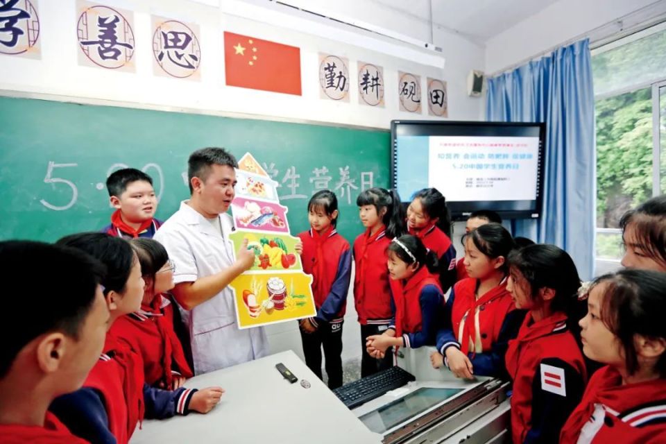 重庆市万盛经开区中医院走进砚石台小学