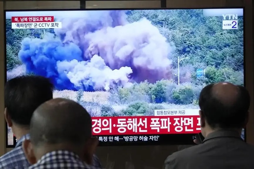 韩国首尔火车站的电视屏幕中报道朝鲜炸毁了连接朝韩的道路