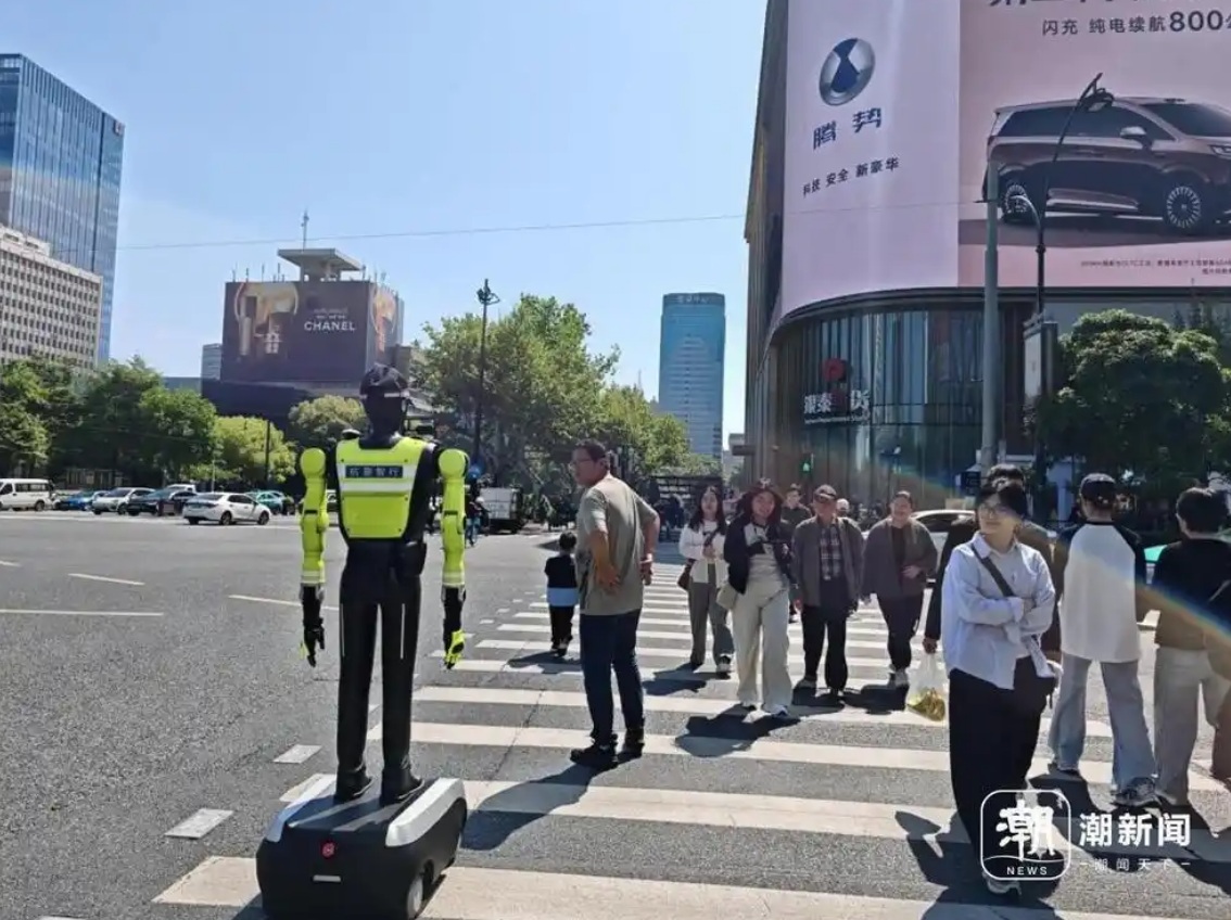 全国首个交通管理机器人中队“杭警智行”正式上岗