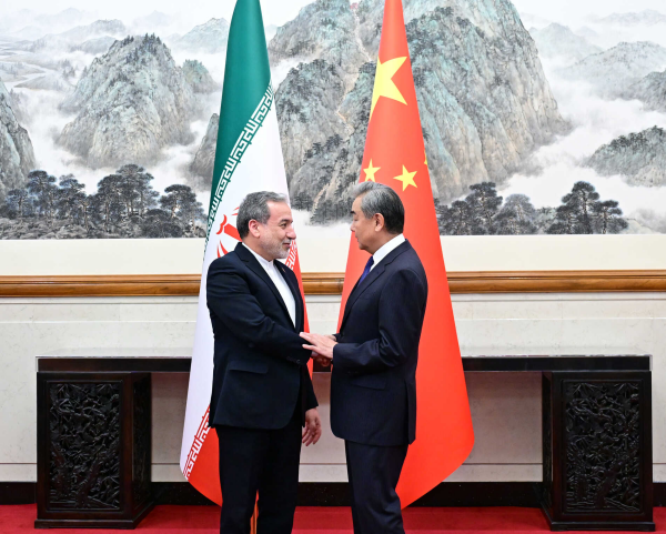 中国外长王毅在北京同伊朗外长阿拉格齐会谈