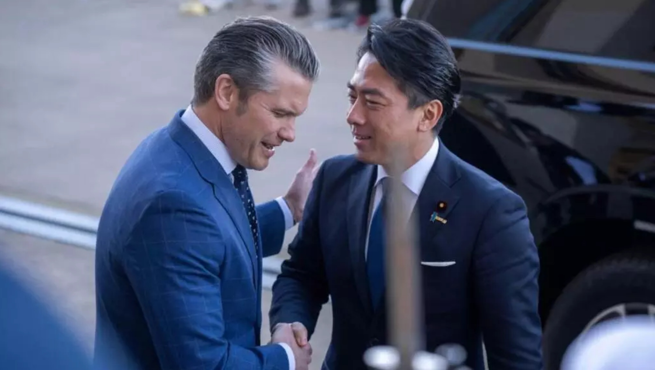 美国战争部长赫格塞思与日本防卫大臣小泉进次郎